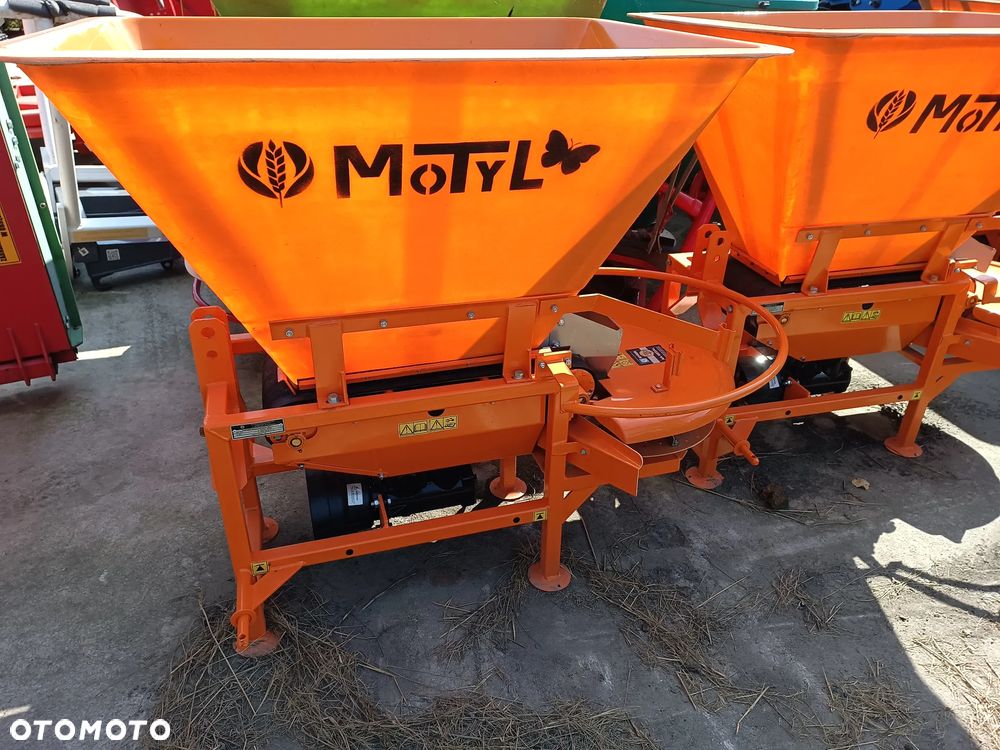 Inny Rozsiewacz nawozów i wapna, taśmowy jedno i dwu tarczowy Kłos, Motyl 300, 400, 600, 800 1000 litrów, Rozsiewacz nawozów dwutarczowy ABRA2 - MAXI, Semior, Unior, Unior2, Mini, Mini2, Rozsiewacz dwutarczowy DEX-WAL (Lift, Tornado duo Turbo), Rozsiewacz nawozów Pronar  FD1-M05 - 40