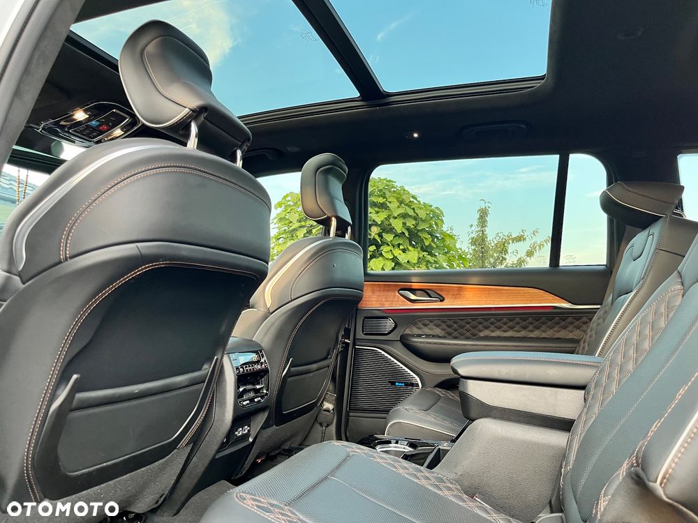 Jeep Grand Cherokee - 32