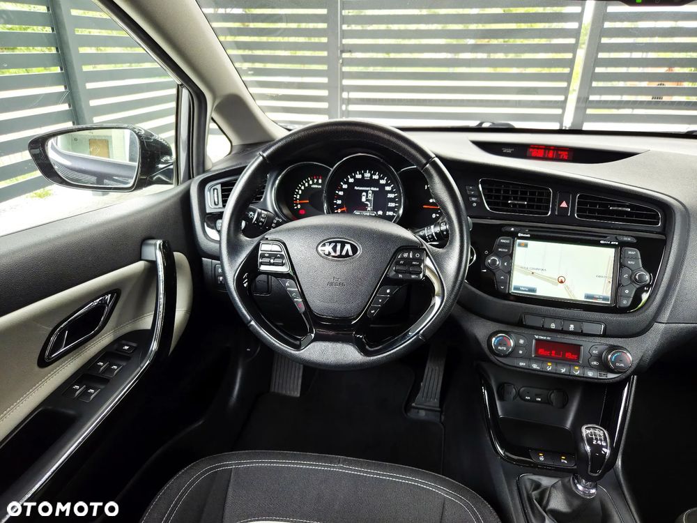 Kia Ceed 1.6 GDI Dream Team Edition - 16