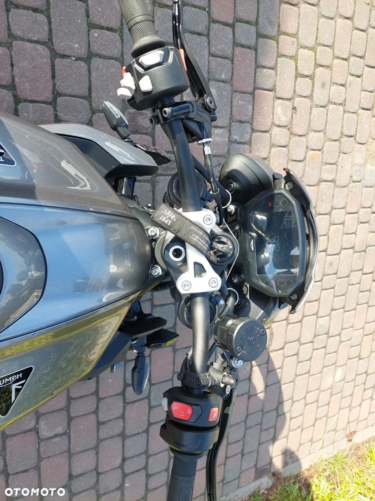 Triumph Street Triple - 9