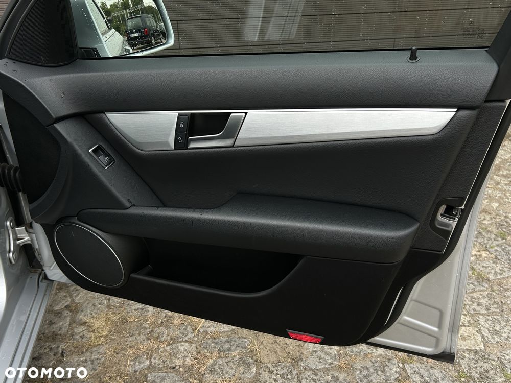 Mercedes-Benz Klasa C 180 BlueEFFICIENCY 7G-TRONIC Avantgarde - 12