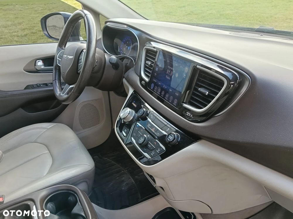 Chrysler Pacifica - 11