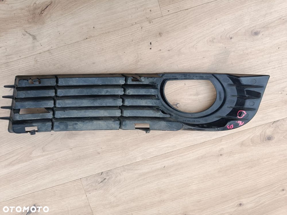 AUDI A8 D3 LIFT KRATKA ZDERZAKA PRAWA 4E0807682AD - 5