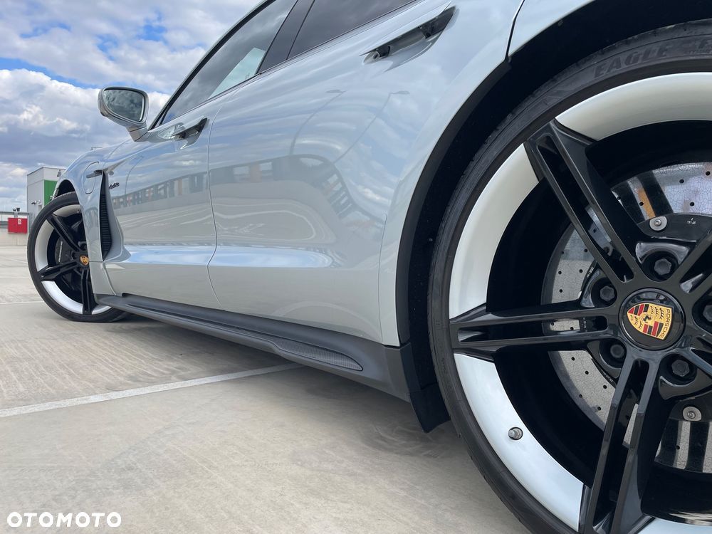 Porsche Taycan Turbo S - 15