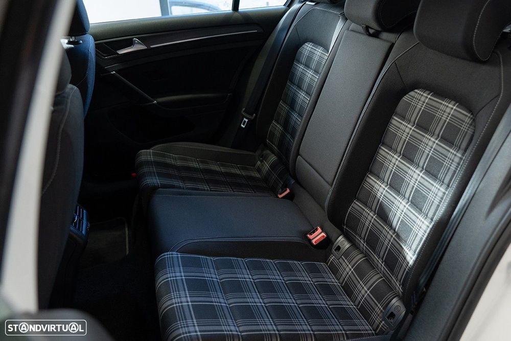 VW Golf 2.0 TDI GTD DSG - 37