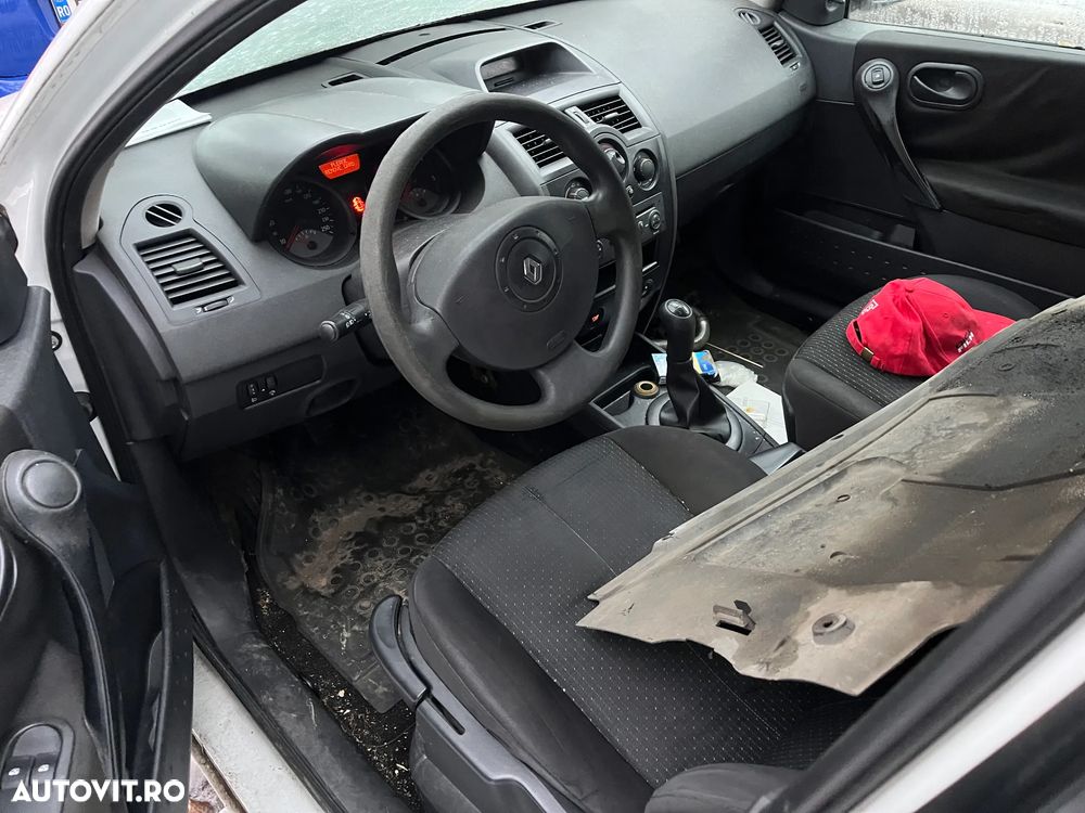 Dezmembrez Renault Megane II non facelift 1,5 dci alb 2005 - 9