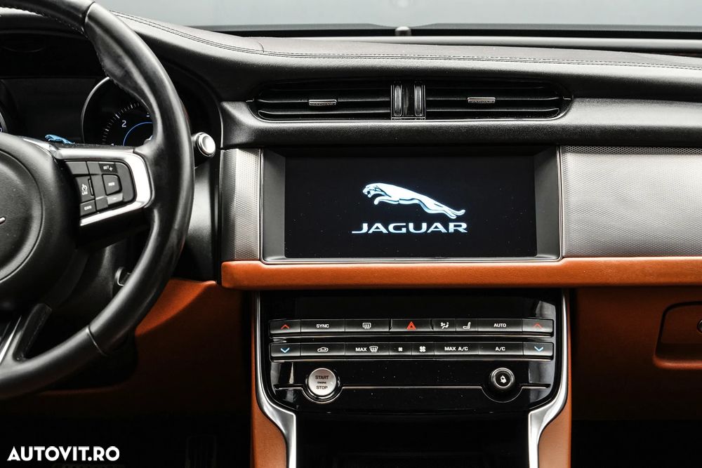 Jaguar XF 20d RWD Portfolio - 18