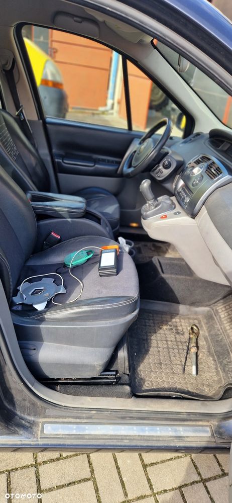 Renault Scenic 1.6 16V Infinity - 9