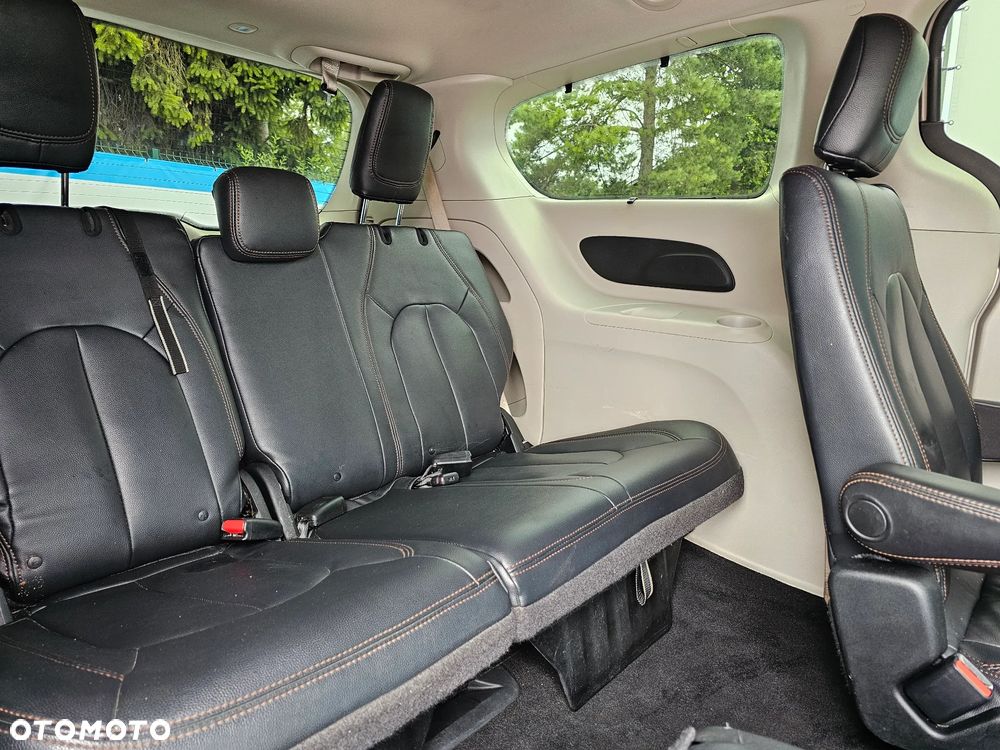 Chrysler Pacifica - 16