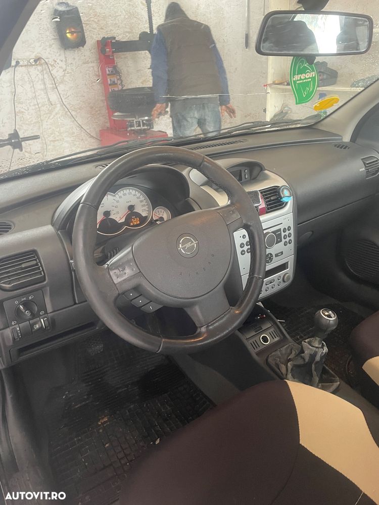 Opel Corsa 1.0i Essentia - 2