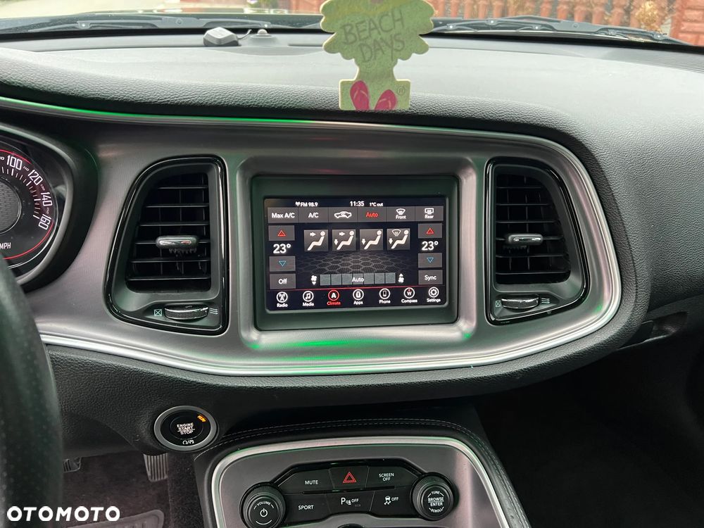 Dodge Challenger - 12