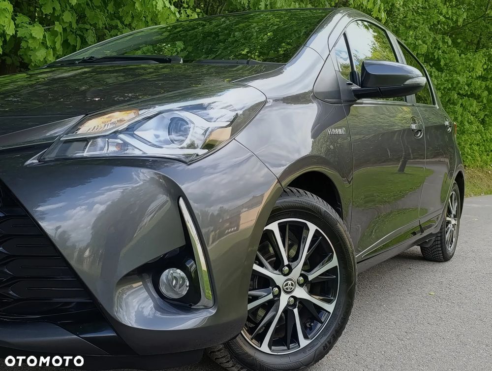 Toyota Yaris Hybrid 100 Premium - 32