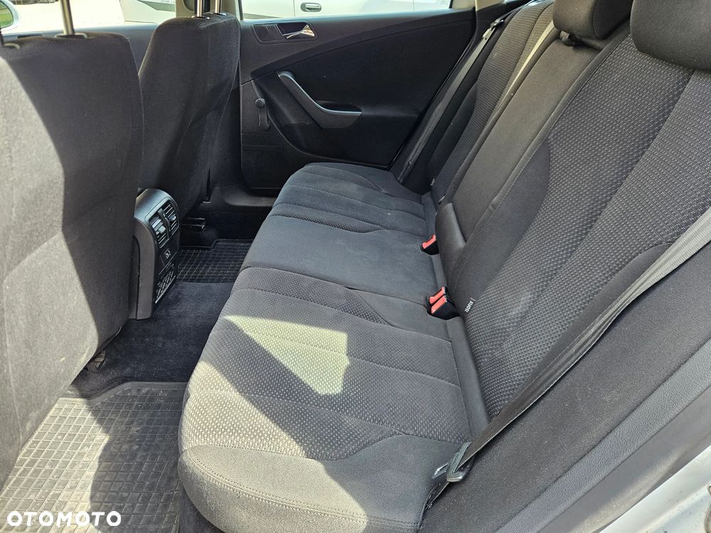 Volkswagen Passat 2.0 TDI Trendline DSG - 16