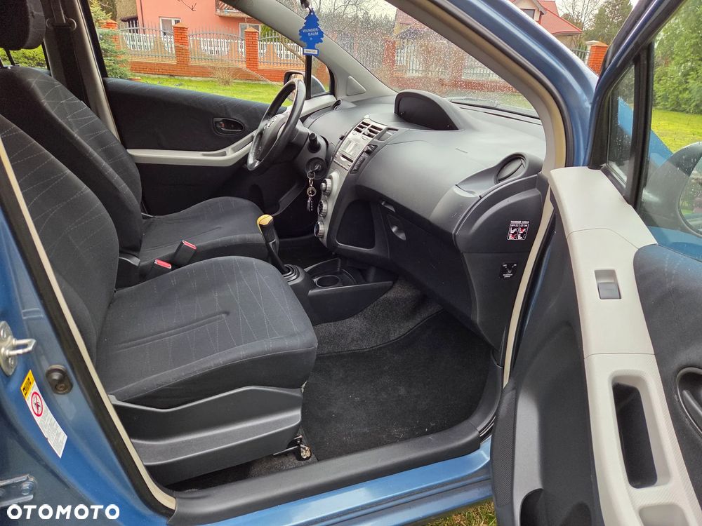 Toyota Yaris 1.3 - 7