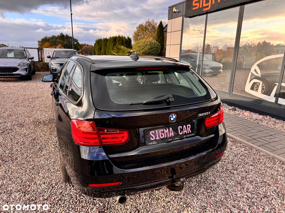 BMW Seria 3 320i Touring - 12