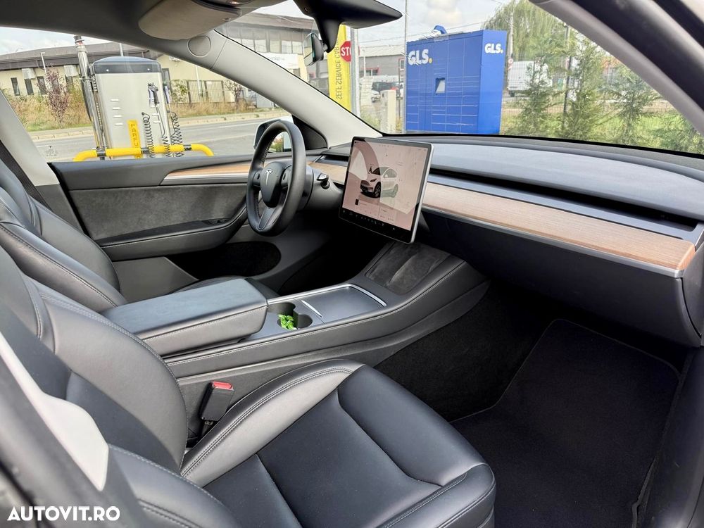 Tesla Model Y - 9