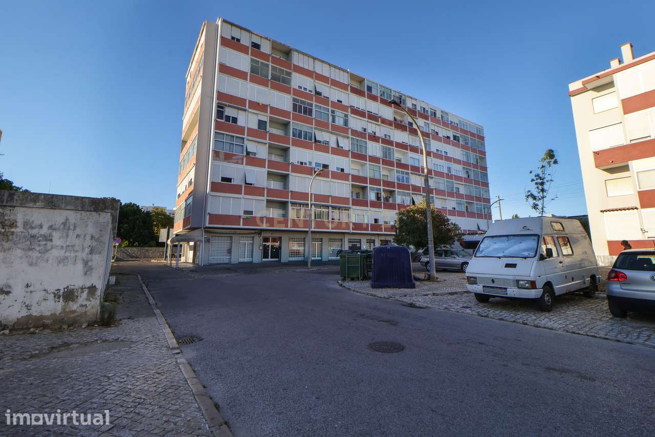 Apartamento T2 em zona central inserido em prédio com 2 elevadores | P - Grande imagem: 2/29