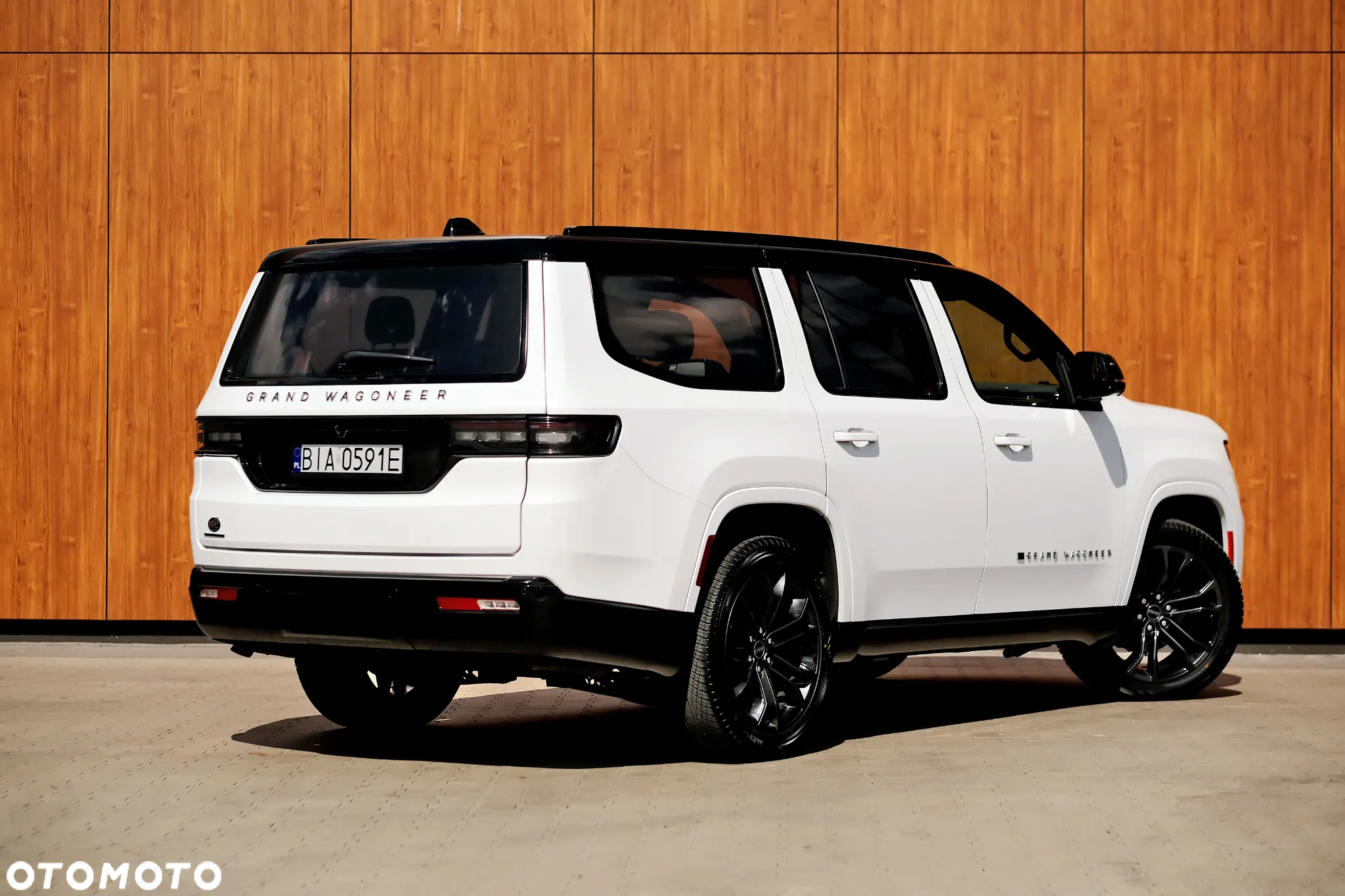 Jeep Grand Wagoneer - 9