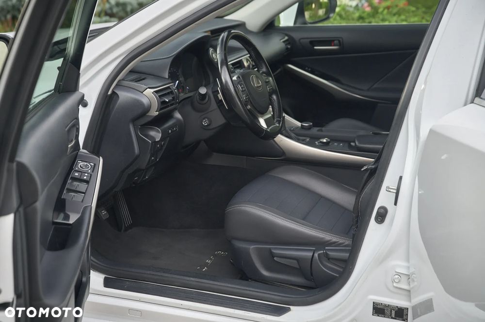 Lexus IS 200t / 300 F Sport - 19