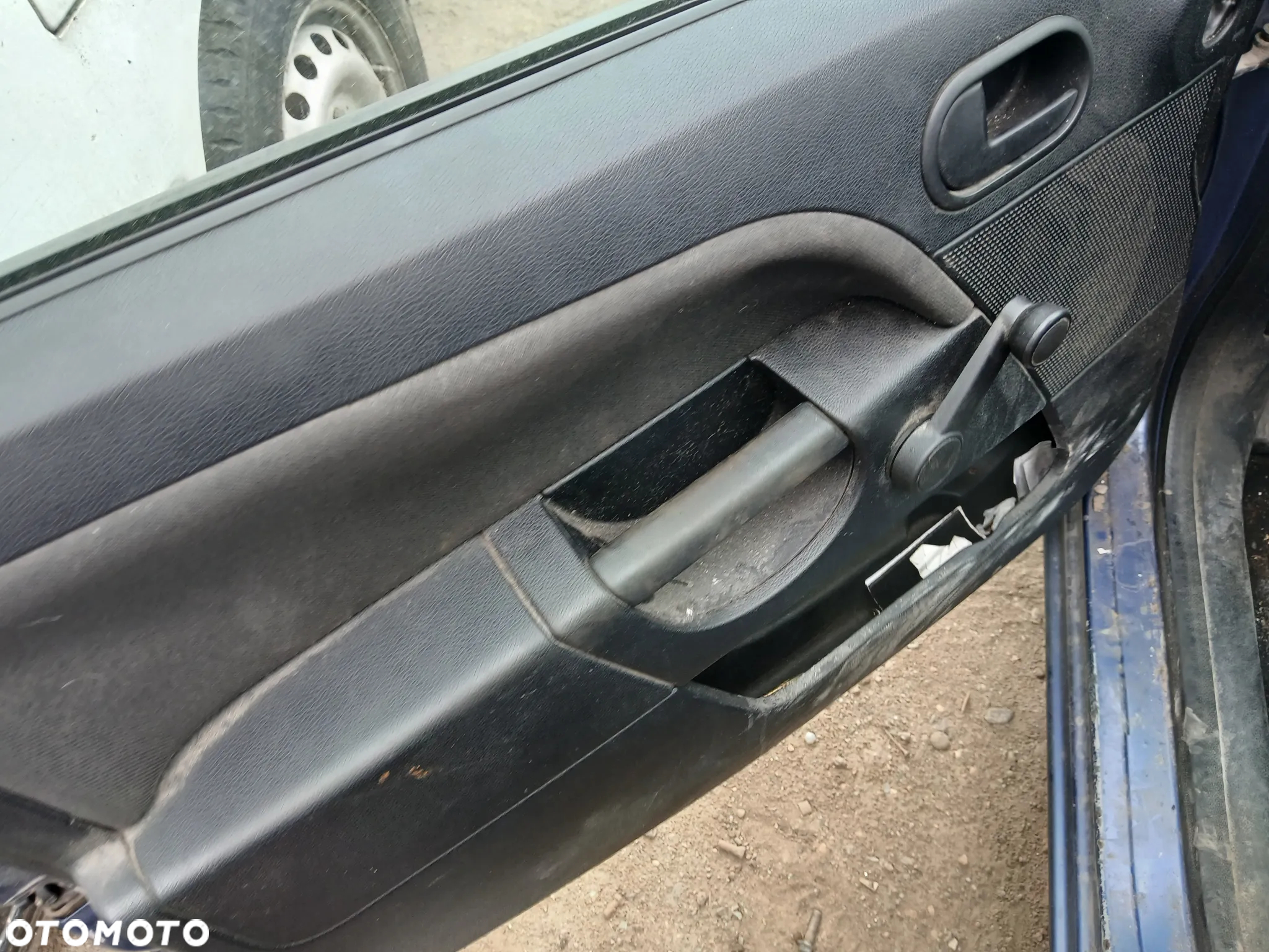 ford fiesta MK6 44 fotel fotele kanapa deska kokpit podsufitka boczek boczki klamka podłokietnik - 3