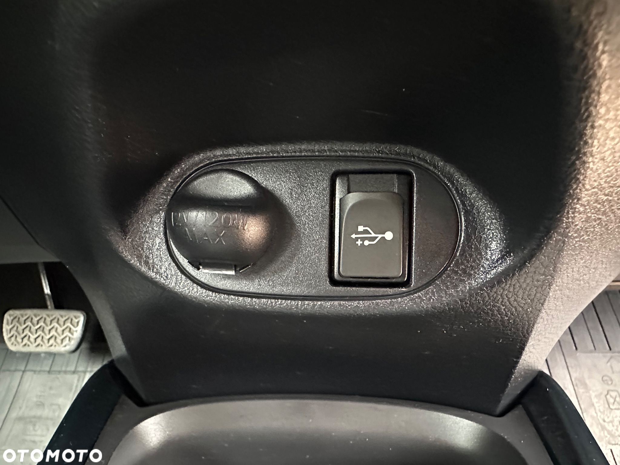Toyota Yaris Hybrid 100 Selection Platinum - 40