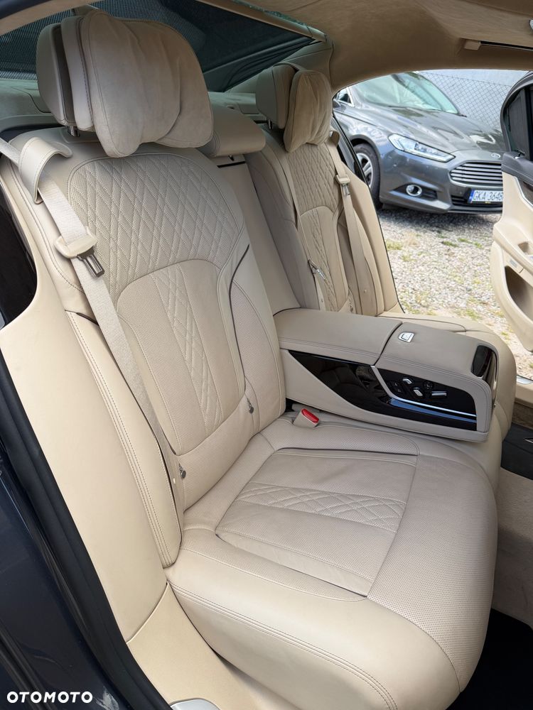 BMW Seria 7 750i xDrive - 25