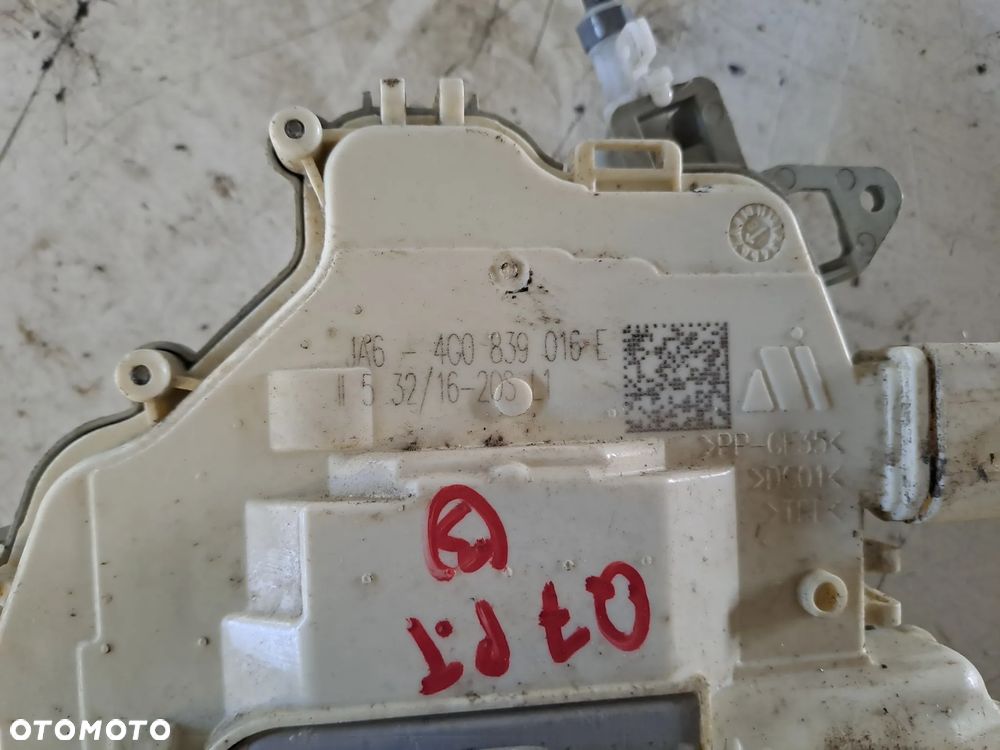 AUDI Q7 4M 16r ZAMEK DRZWI PRAWY TYŁ 4M0839461A - 2