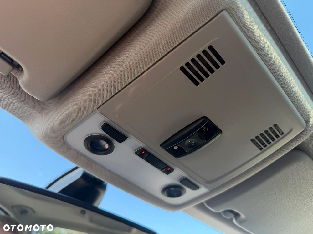 BMW Seria 3 320i - 33