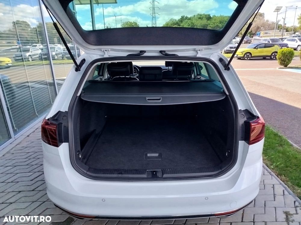 Volkswagen Passat Variant 2.0 TDI SCR DSG 4Motion Elegance - 32