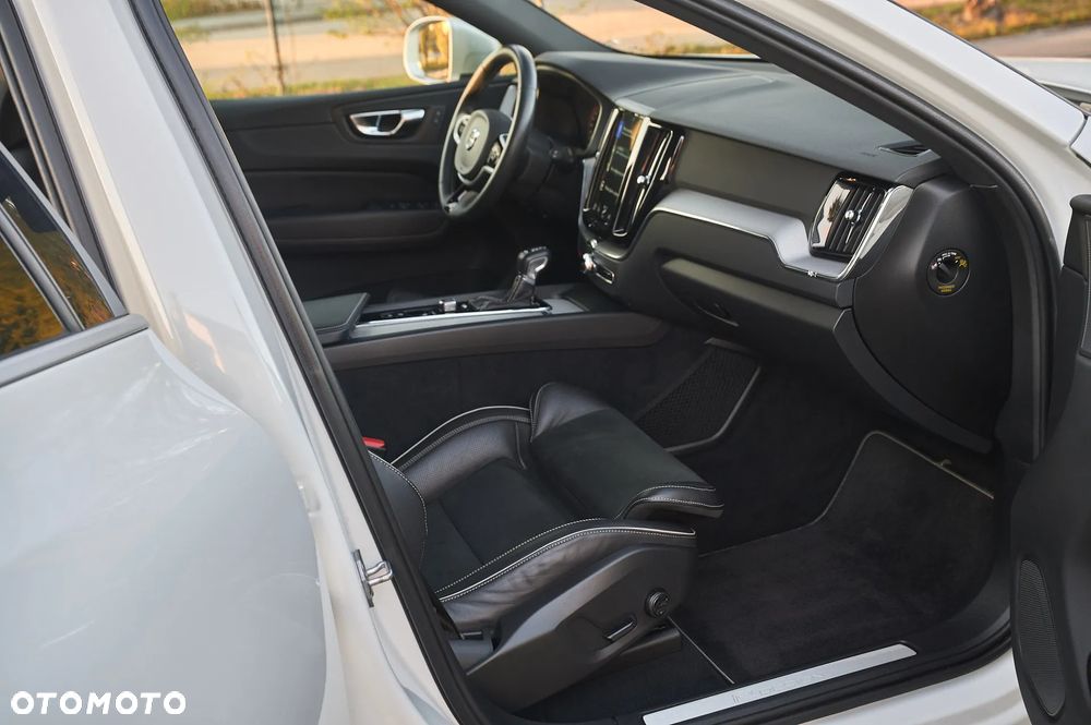 Volvo XC 60 D4 R-Design - 24