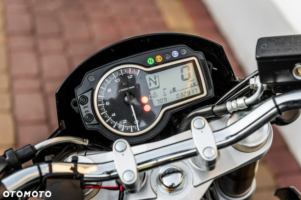 Suzuki GSR - 9