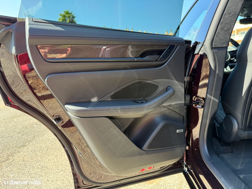 Porsche Macan Electric Turbo - 35
