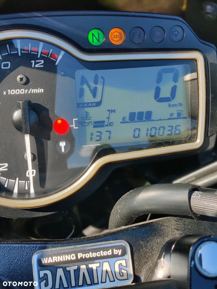 Suzuki GSR - 24