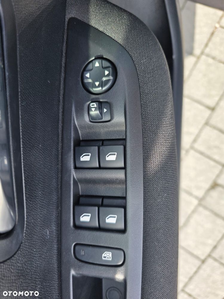 Peugeot 208 - 10