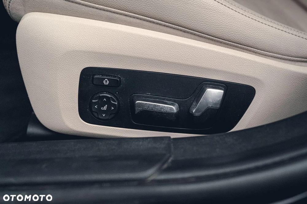 BMW Seria 3 330i xDrive Sport Line - 25