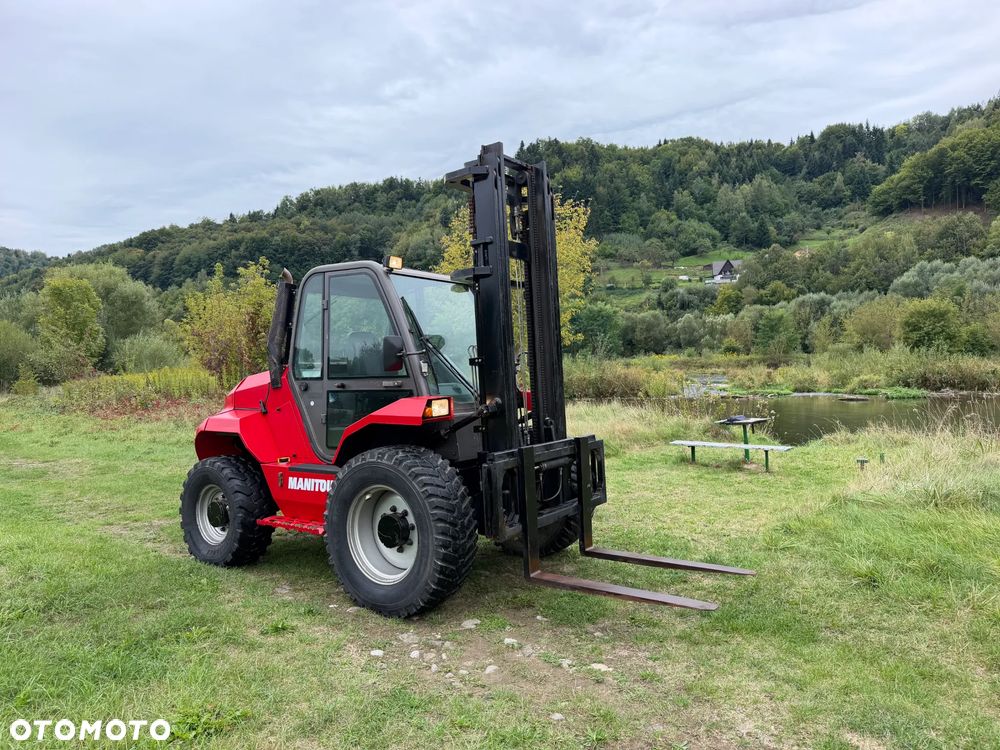 Manitou M30-4  Wózek Widłowy 4X4 TERENOWY na dużych kołach. 2000 mtg.  2017 rok. Maszyna Jak Nowa! Maszt zadbany bez luzu. z Norweskiego Gospodarstwa. Silnik PERKINS TURBO 90km. DEKRA Aktualna 2026 rok! 3 tony Udzwig! Posuw wideł Hydrauliczny! Jazda REWERS+4 biegi. Ani deka luzów czy wycieków! Zadbana Maszyna! Okazja. Podzespoły jak Nowe tłoczyska suche! 5,5 wys. podnoszenia. Rozbudowane oświetlenie. Wersja Norweska. Ogrzewana wentylowana Kabina. - 1
