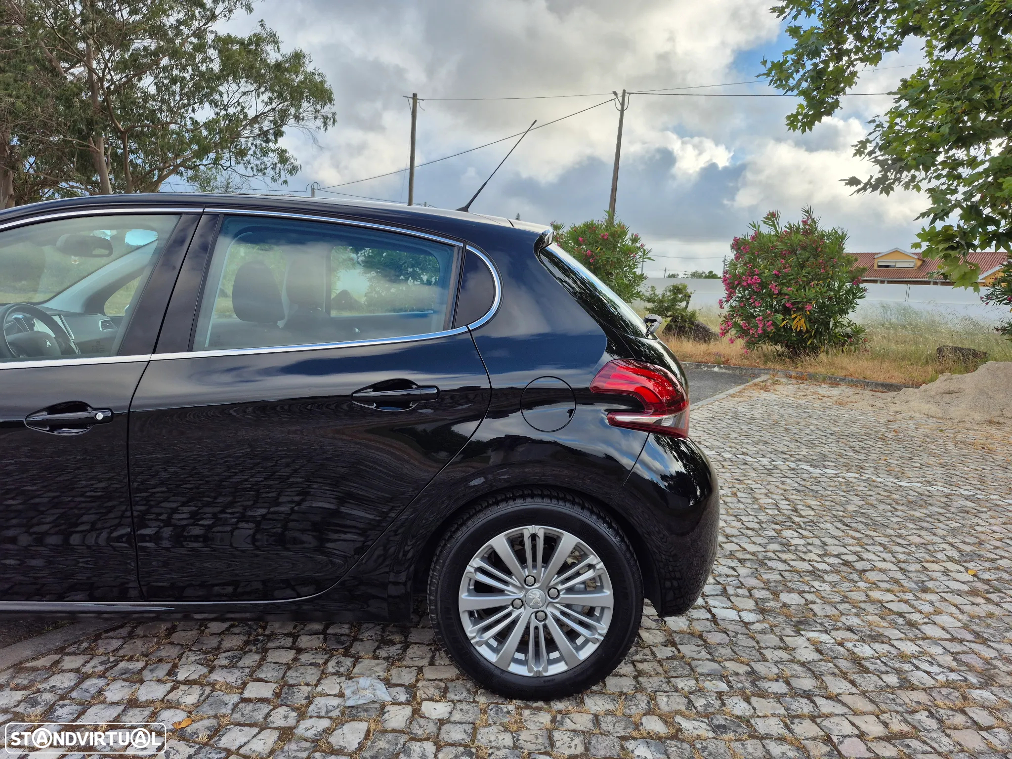 Peugeot 208 1.2 PureTech Allure EAT6 - 4