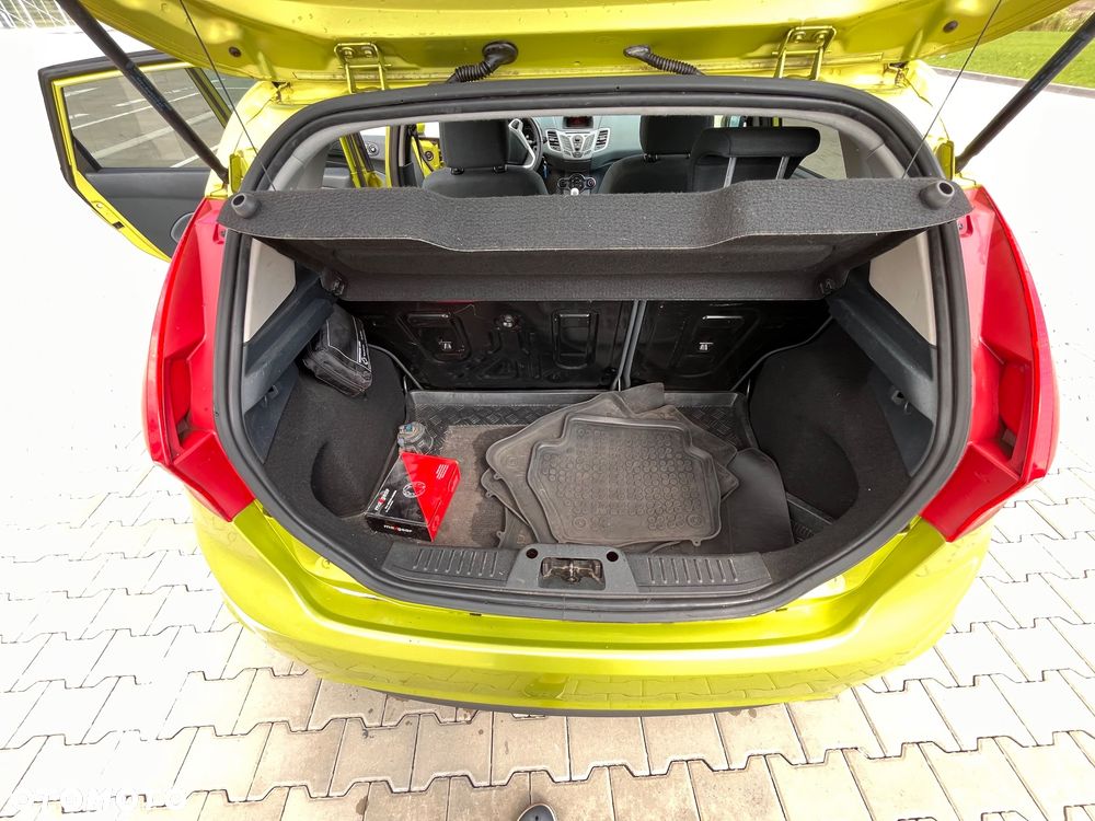 Ford Fiesta 1.6 TDCi DPF Ghia - 16