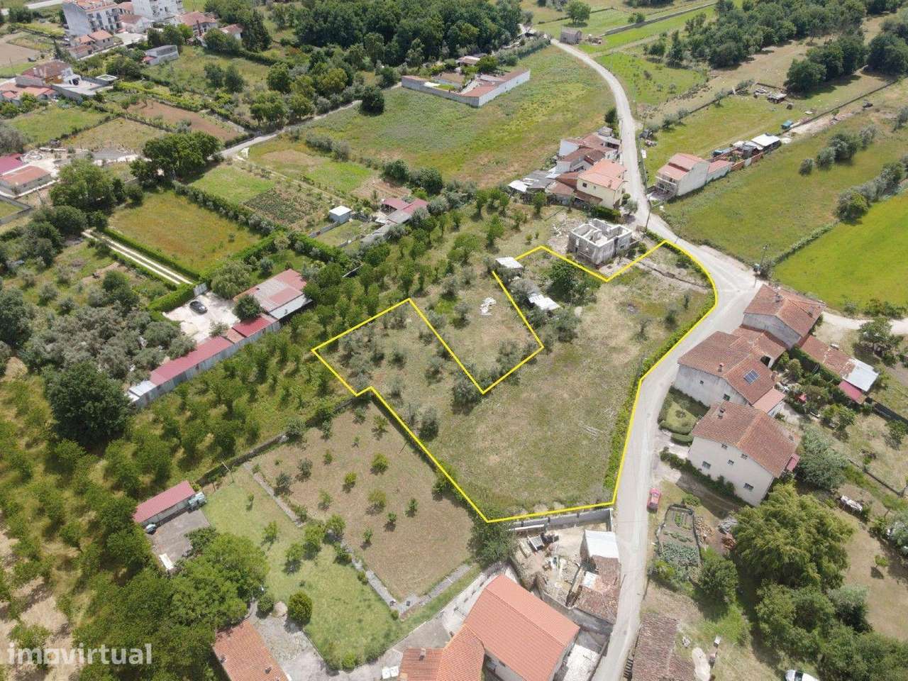 Excelente lote de terreno plano a poucos minutos da vila - Grande imagem: 2/7