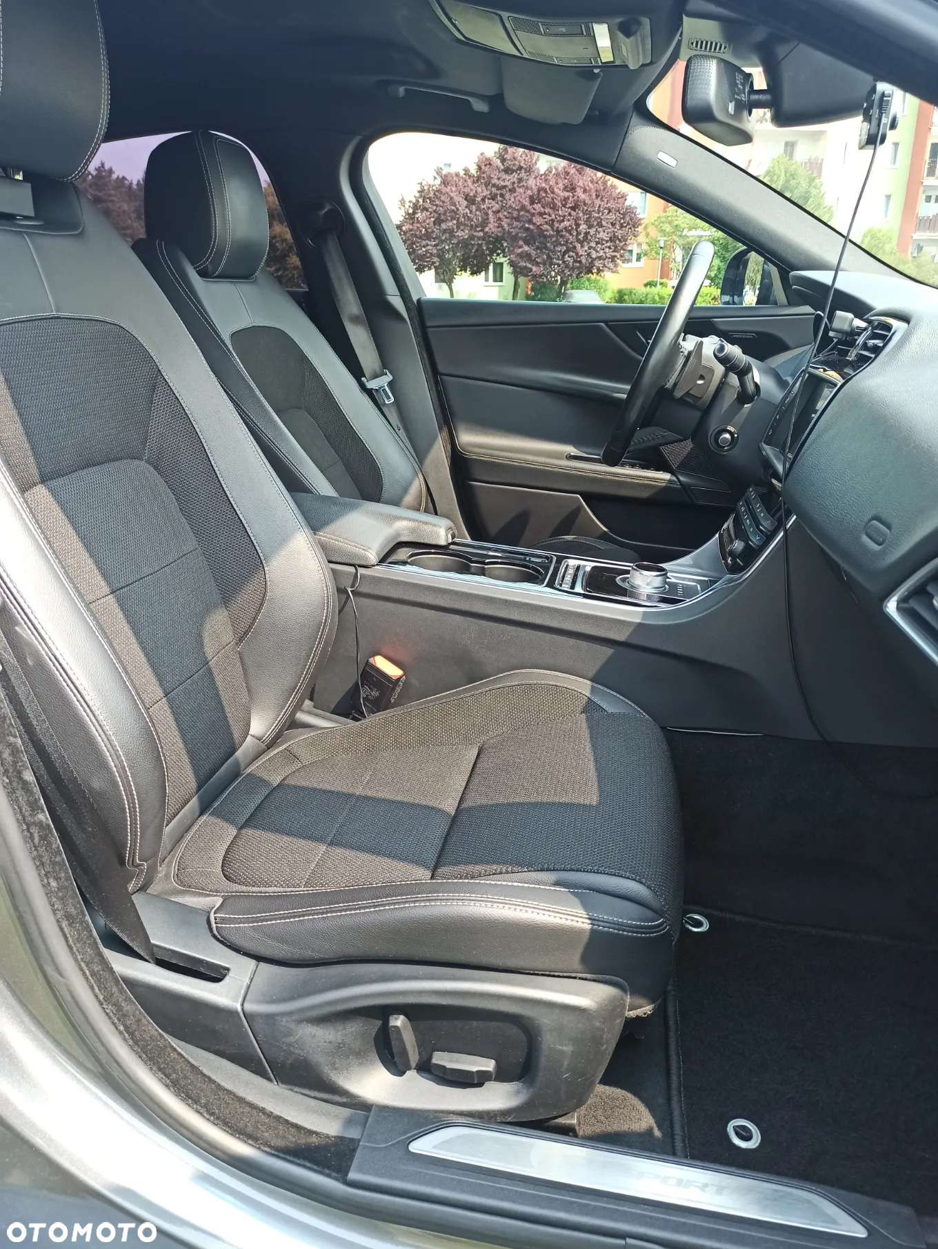 Jaguar XE 2.0 D R-Sport - 19