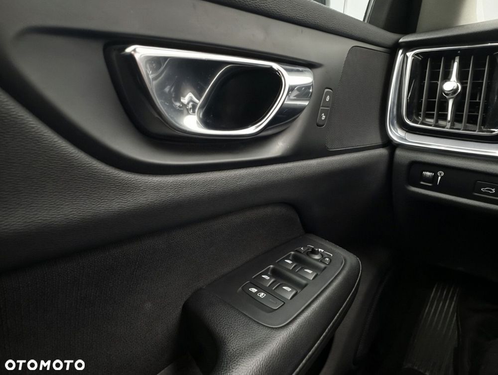 Volvo V60 Cross Country - 30