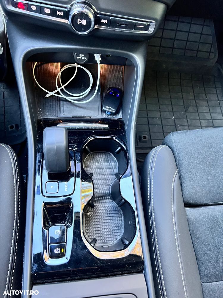 Volvo XC 40 B4 AT FWD MHEV Plus Dark - 14