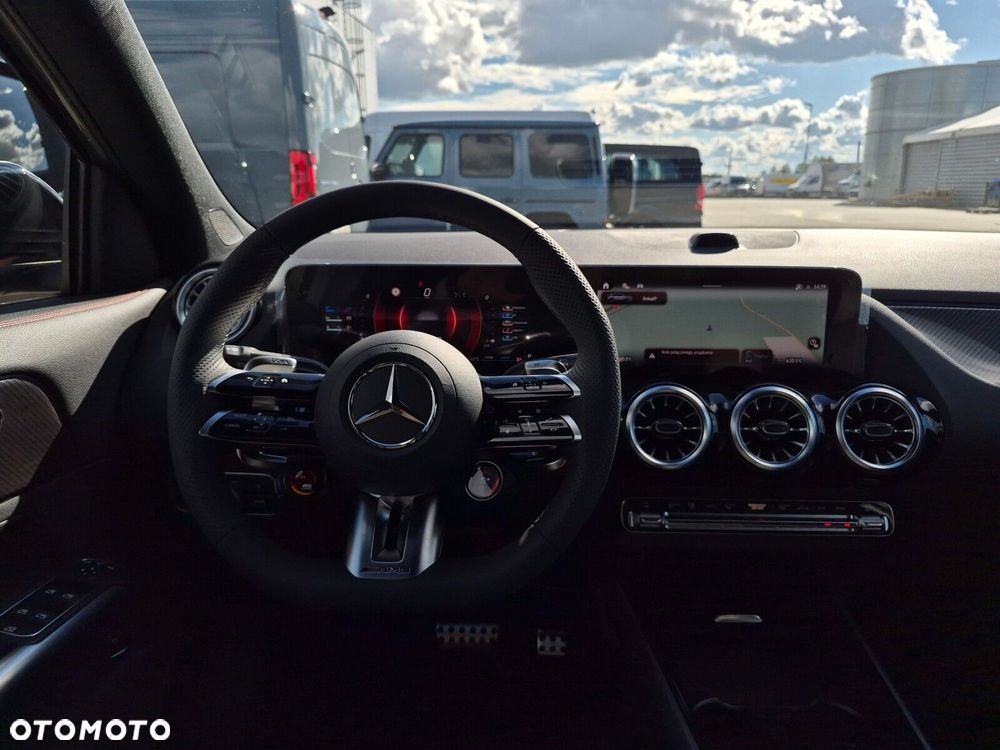 Mercedes-Benz GLA - 33