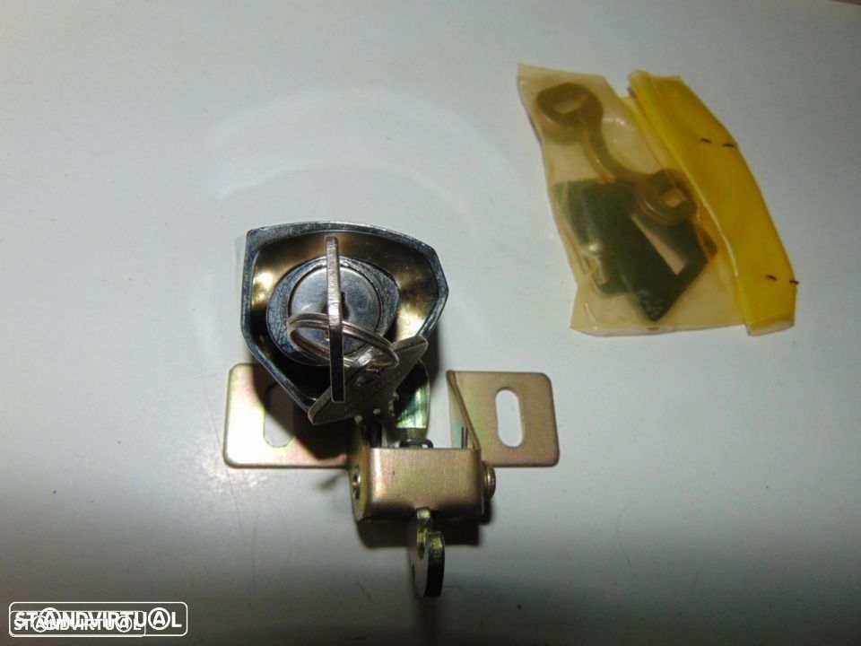 Fiat 850 - fecho completo da tampa do motor - 2