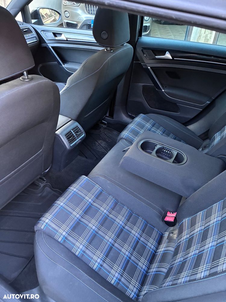 Volkswagen Golf - 8
