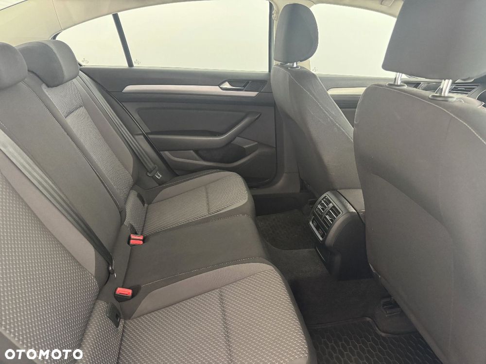 Volkswagen Passat 1.6 TDI BMT Comfortline - 24