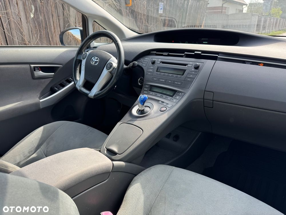 Toyota Prius (Hybrid) Life - 12