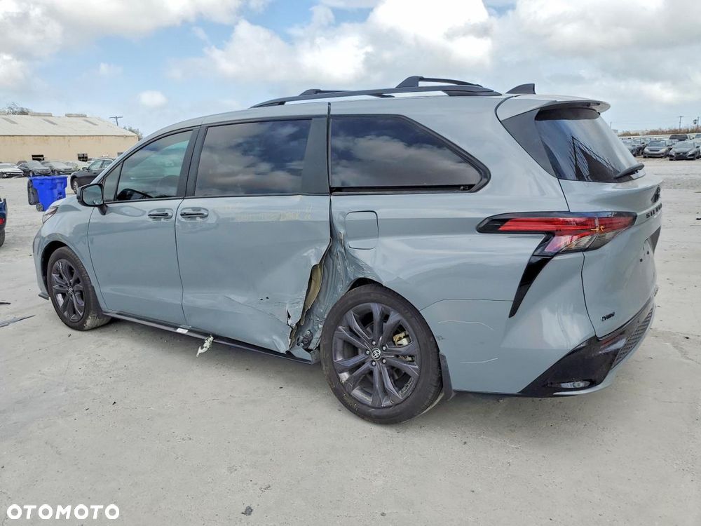 Toyota Sienna - 3