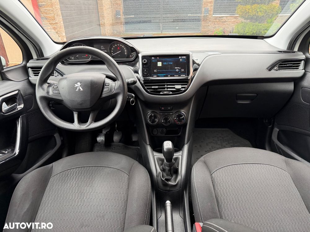 Peugeot 208 - 8