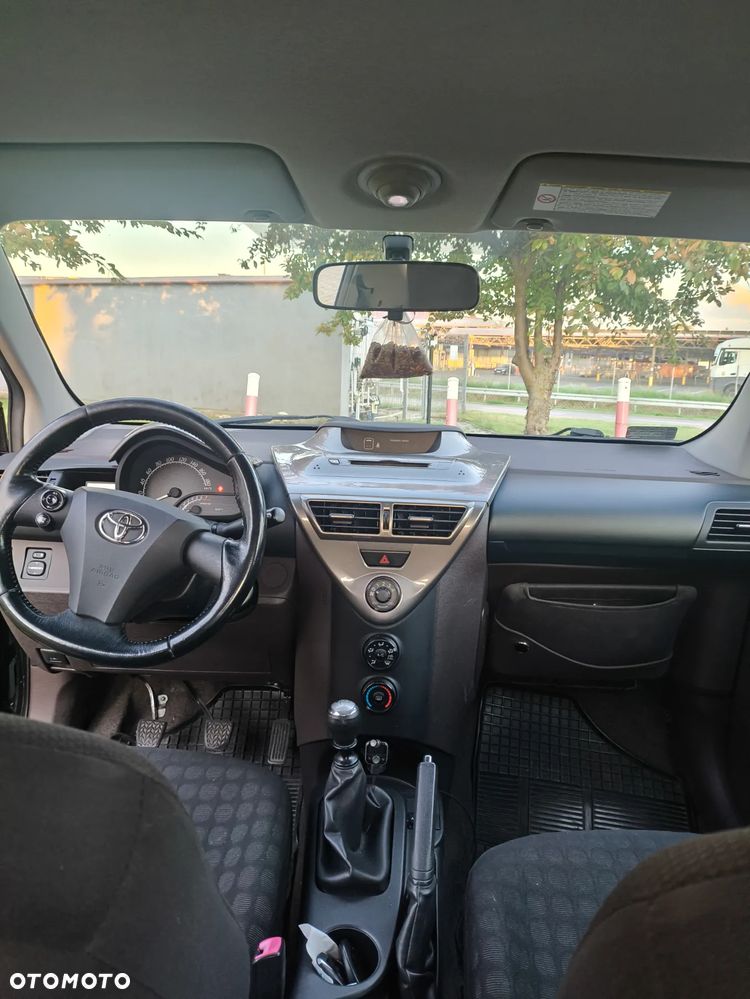 Toyota iQ - 8